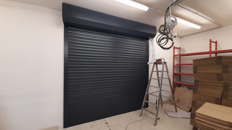 Garážová Vrata Roleta: Moderní Řešení pro Vaši Garáž () Garážová Vrata Roleta: Moderní Řešení pro Vaši Garáž