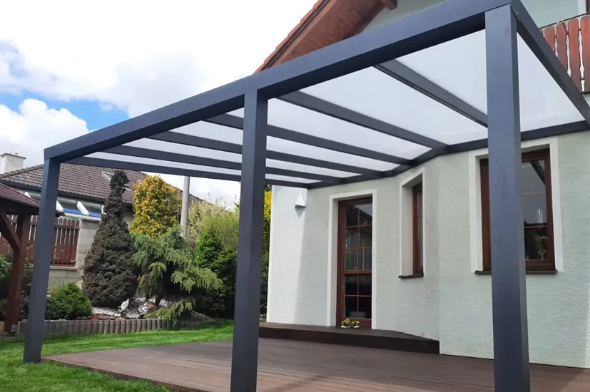 PERGOLA S PEVNOU STŘECHOU <span>konstrukce, možnosti vylepšení</span>